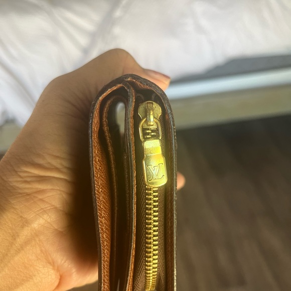 𝐀𝐔𝐓𝐇𝐄𝐍𝐓𝐈𝐂 𝐋𝐎𝐔𝐈𝐒 𝐕𝐔𝐈𝐓𝐓𝐎𝐍 𝐂𝐨𝐦𝐩𝐚𝐜𝐭 𝐖𝐚𝐥𝐥𝐞𝐭 - Picture 16 of 16